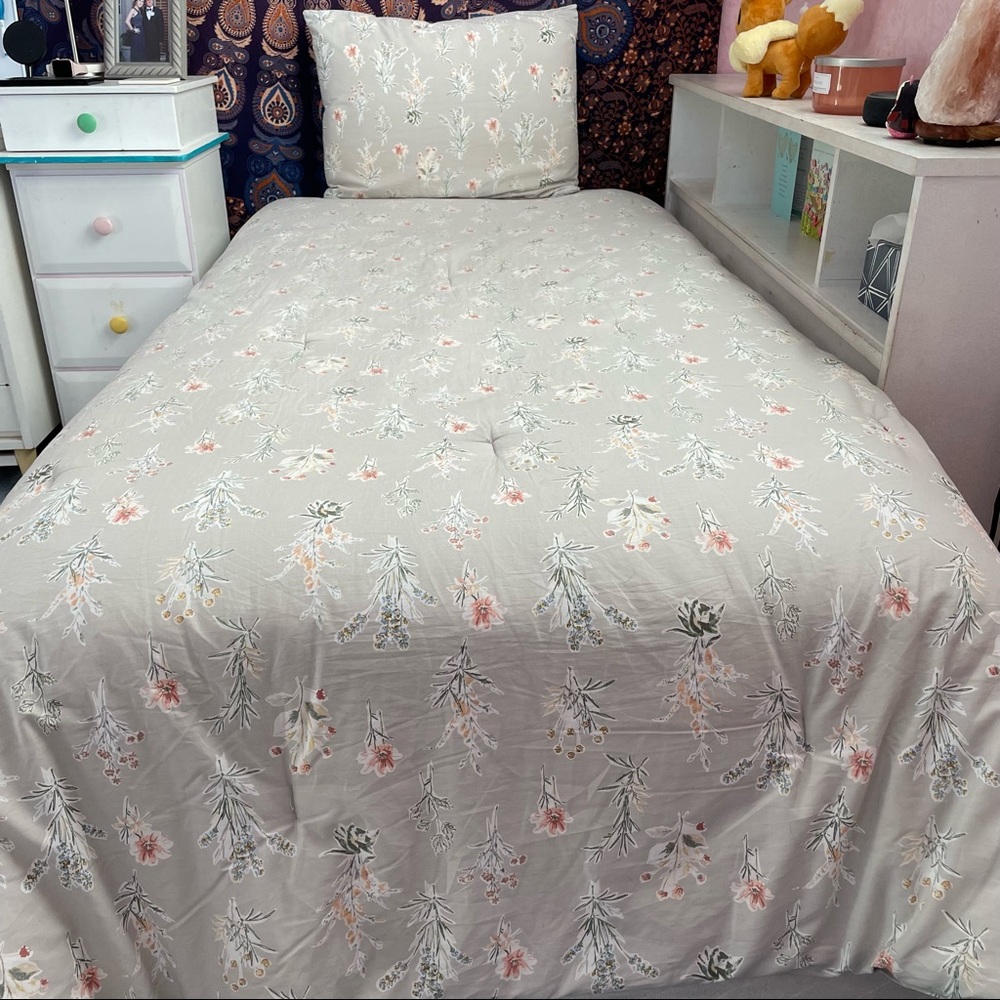 Linden Street Twin Size Comforter and Sham Set